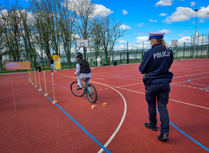 Policjantki i rowerzyści na turnieju.