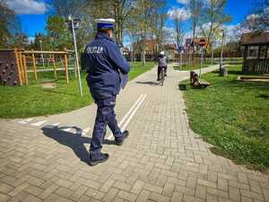 Policjantki i rowerzyści na turnieju.