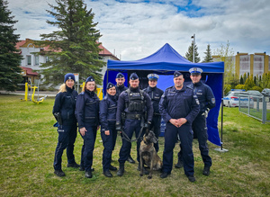 Policjanci podczas spotkania z młodzieżą.
