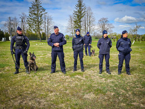 Policjanci podczas spotkania z młodzieżą.