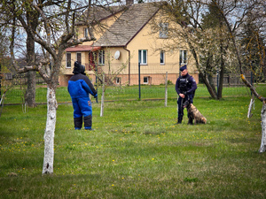 Policjanci podczas spotkania z młodzieżą.