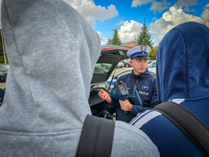 Policjanci podczas spotkania z młodzieżą.