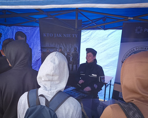 Policjanci podczas spotkania z młodzieżą.