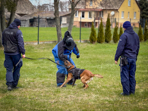 Policjanci podczas spotkania z młodzieżą.