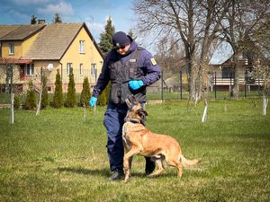 Policjanci podczas spotkania z młodzieżą.