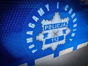 Gwiazda policyjna i napis "Pomagamy i Choronimy"