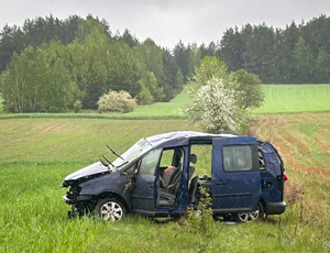 Rozbity samochód na polu