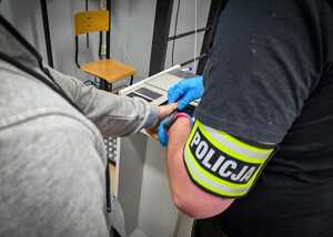 Policjant pobiera odciski palców