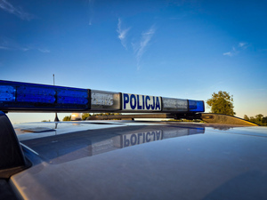 Światła błyskowe radiowozu i napis policja
