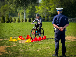 Policjant przeprowadza egzamin na kartę rowerową.