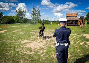 Policjant przeprowadza egzamin na kartę rowerową.