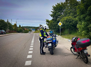 Policjanci na motocyklach kontrolują motocyklistów i motorowerzystów