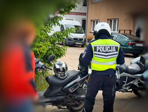Policjanci na motocyklach kontrolują motocyklistów i motorowerzystów