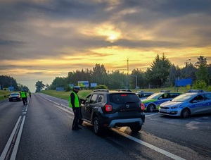 Policjanci badają trzeźwość kierowców.
