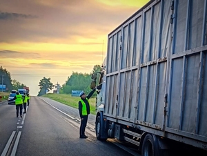 Policjanci badają trzeźwość kierowców.