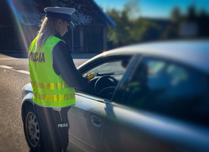 Policjanci badają trzeźwość kierowców.