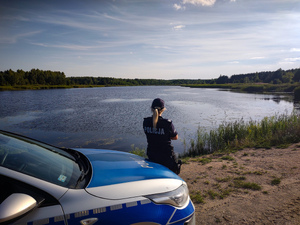Policjanci sprawdzają rejony akwenów