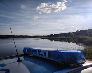 Policjanci sprawdzają rejony akwenów
