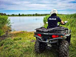Policjanci sprawdzają rejony akwenów