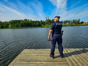 Policjanci sprawdzają rejony akwenów