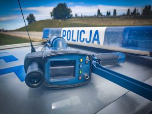 Urządzenie do mierzenia prędkości obok światła błyskowe radiowozu.