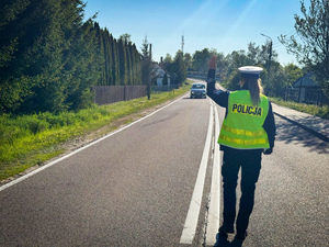 Policjantka zatrzymuje auto do kontroli.