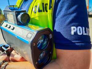Urządzenie do mierżenia prędkości w rękach policjantki.