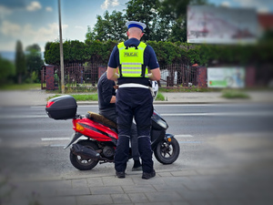 Policjanci kontrolują jednoślady