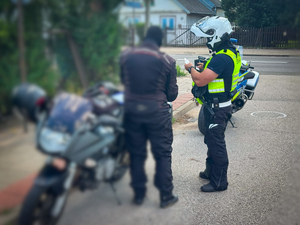 Policjanci kontrolują jednoślady