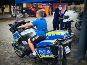 Chłopiec na policyjnym motocyklu