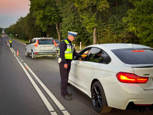 Policjant sprawdza trzeźwość kierowcy.