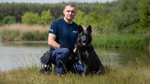 Policjant z czarnym psem