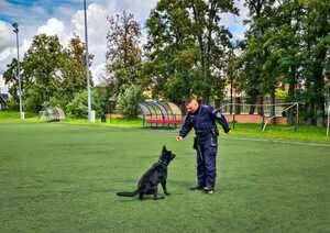 Policjant z czarnym psem