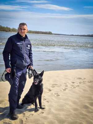 Policjant z czarnym psem
