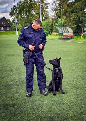 Policjant z czarnym psem