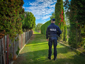 Policjant w rejonie ogródków działkowych.