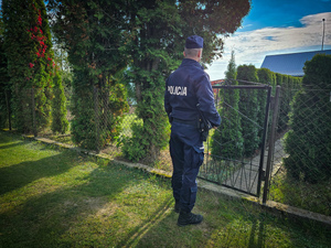 Policjant w rejonie ogródków działkowych.