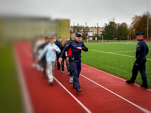 Policjanci prowadzą zajęcia z musztry