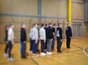 Policjanci prowadzą zajęcia z musztry