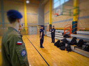 Policjanci prowadzą zajęcia z musztry